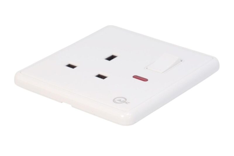 Arc White Single Socket Switch - British Plug